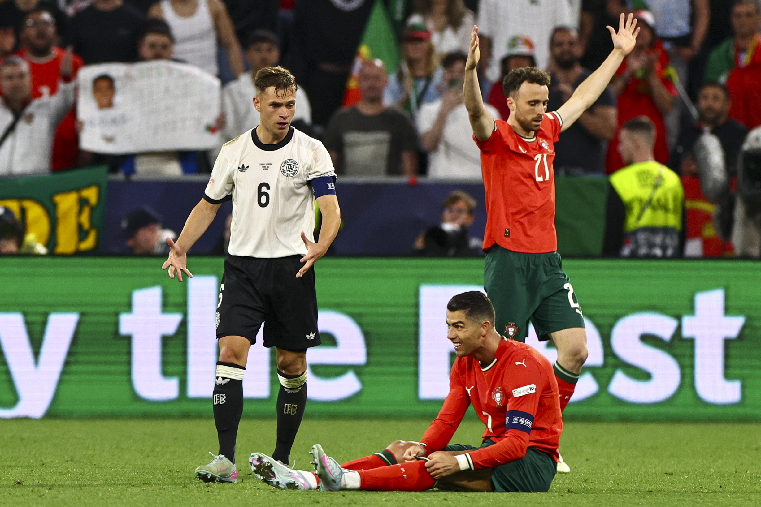 葡萄牙队翻盘英格兰队,梁靖崑高光表现 葡萄牙队翻盘英格兰队,梁靖崑高光表现