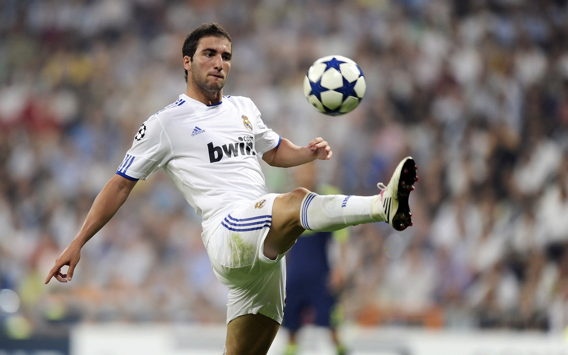 开云体育-红黑军团力克宇宙队，C罗状态火热引爆足坛双线焦点