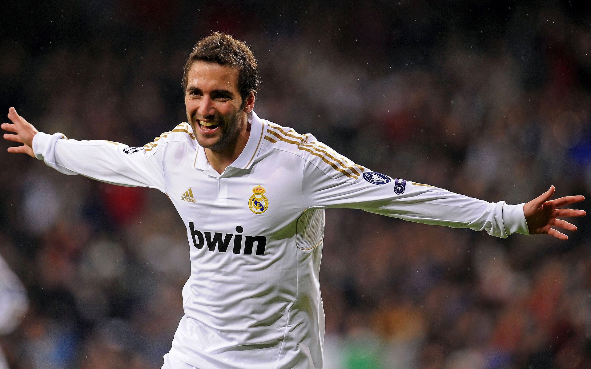 绿茵场与硬木地板的交响，当国家德比遇见生死战，竞技体育的唯一性光芒